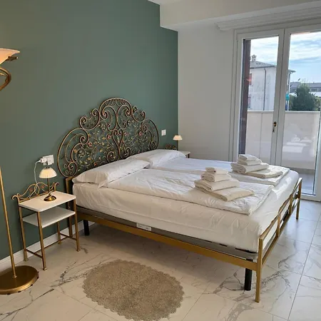 Domus Aurus Luxury Apartment *